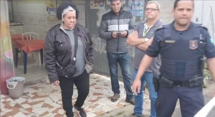 Após força-tarefa, os agentes prenderam em flagrante a mulher responsável por aplicar os golpes; ela anunciava os lotes ilegais pela internet