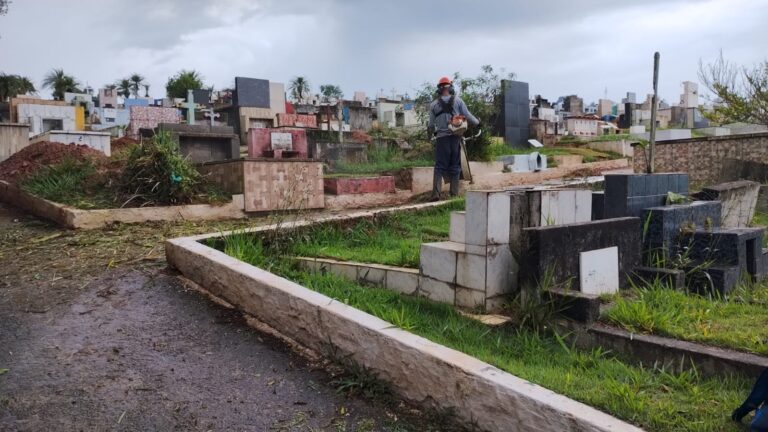 Prefeitura de Ferraz realiza manutenção nos cemitérios municipais para o Dia de Finados